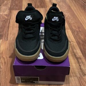 NEW Youth Nike Skateboard Day 1 Grade School Shoes (5.5)